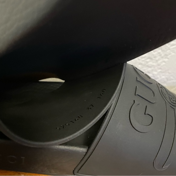 GUCCI INTERLOCKING G LOGO RUBBER SLIDES - Picture 3 of 4